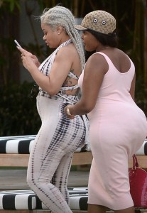 blac-chyna-shows-off-her-baby-bump-in-miami-01-1