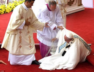 Papa Francis akijitahidi kunyanyuka baada ya kuanguka.