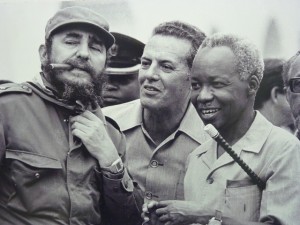 Mwalimu Nyerere akisalimiana na Fedel Castro wakati wa uhai wao.